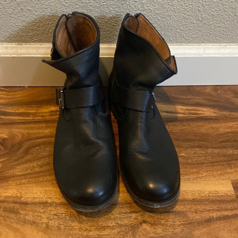 EUC  Frye  size 6 1/2 black ankle boots.